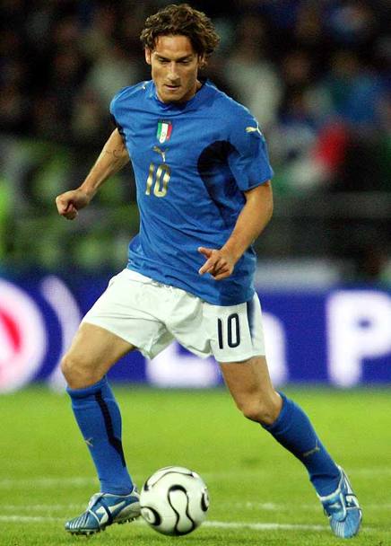 Altra maglia azzurra, altro azzurro votatissimo: Francesco Totti